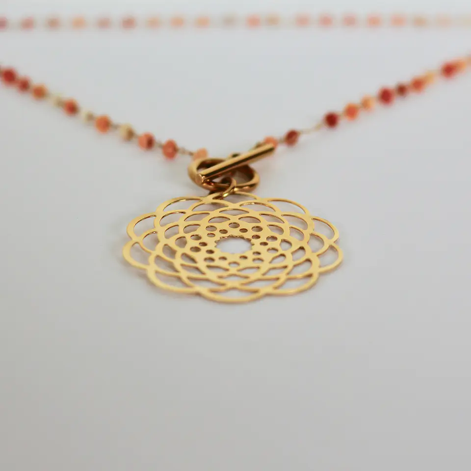 Collar bañado en oro con Agatas terracota y Mandala calada. 1
