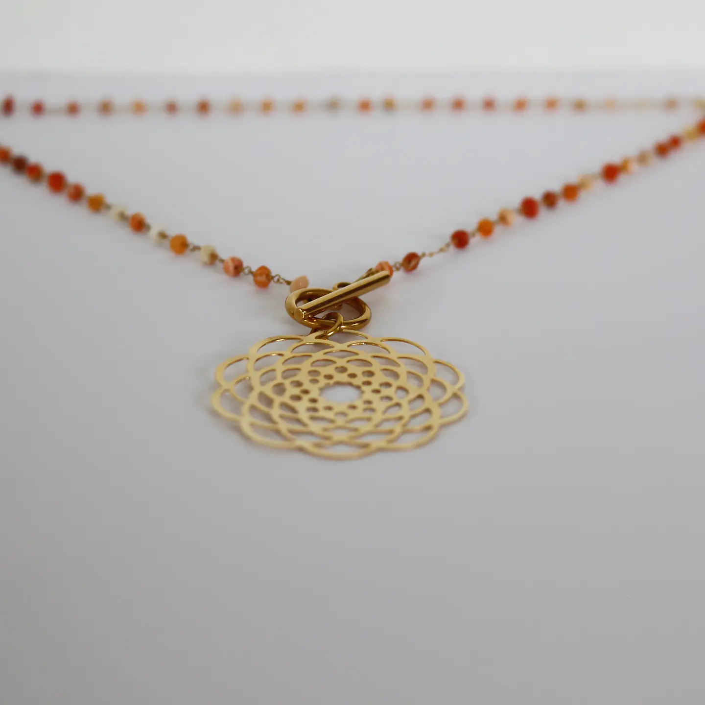 Collar bañado en oro con Agatas terracota y Mandala calada. 2