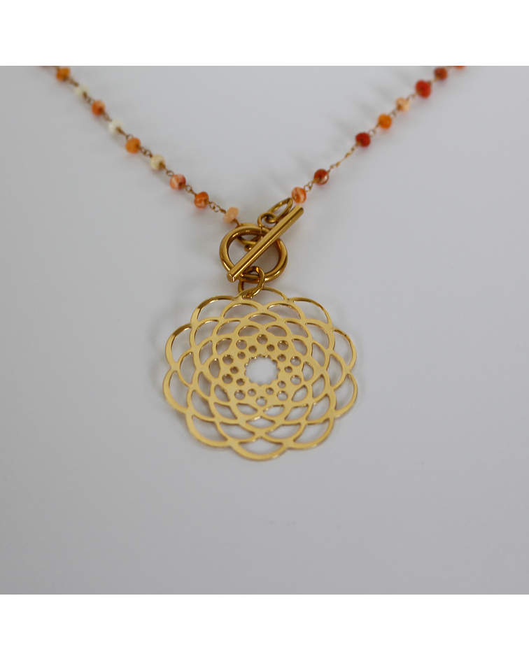 Collar bañado en oro con Agatas terracota y Mandala calada.