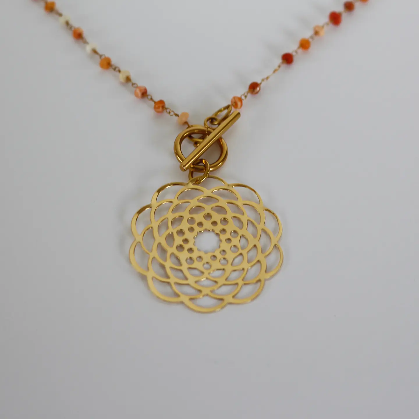 Collar bañado en oro con Agatas terracota y Mandala calada. 3