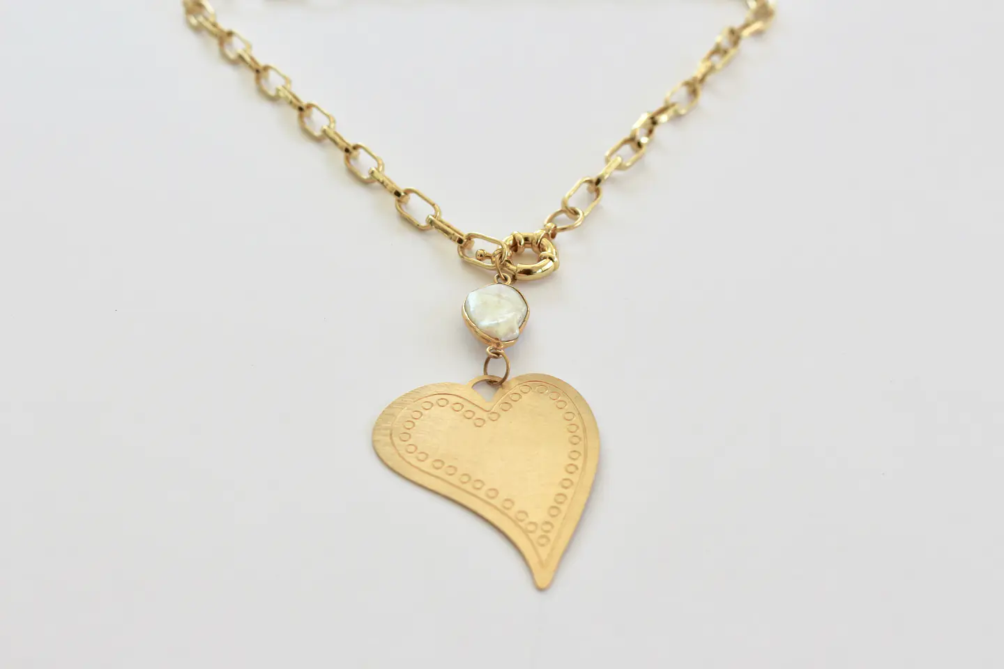 Collar bañado en oro con Perla de Río coin y Corazón. 2