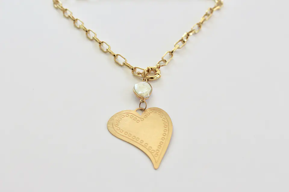 Collar bañado en oro con Perla de Río coin y Corazón. 2