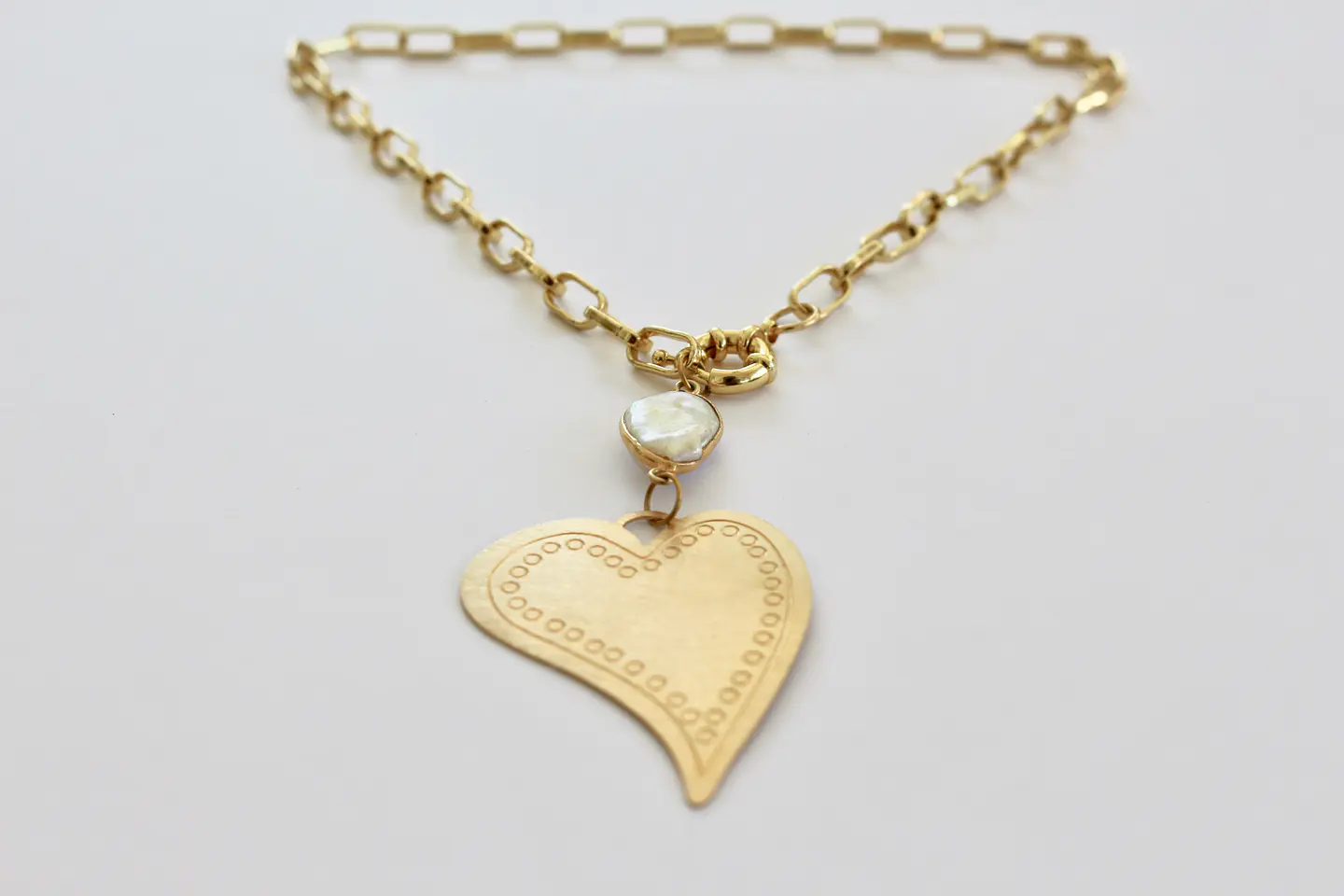 Collar bañado en oro con Perla de Río coin y Corazón. 3