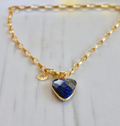 Collar bañado en oro con Lapislázuli.