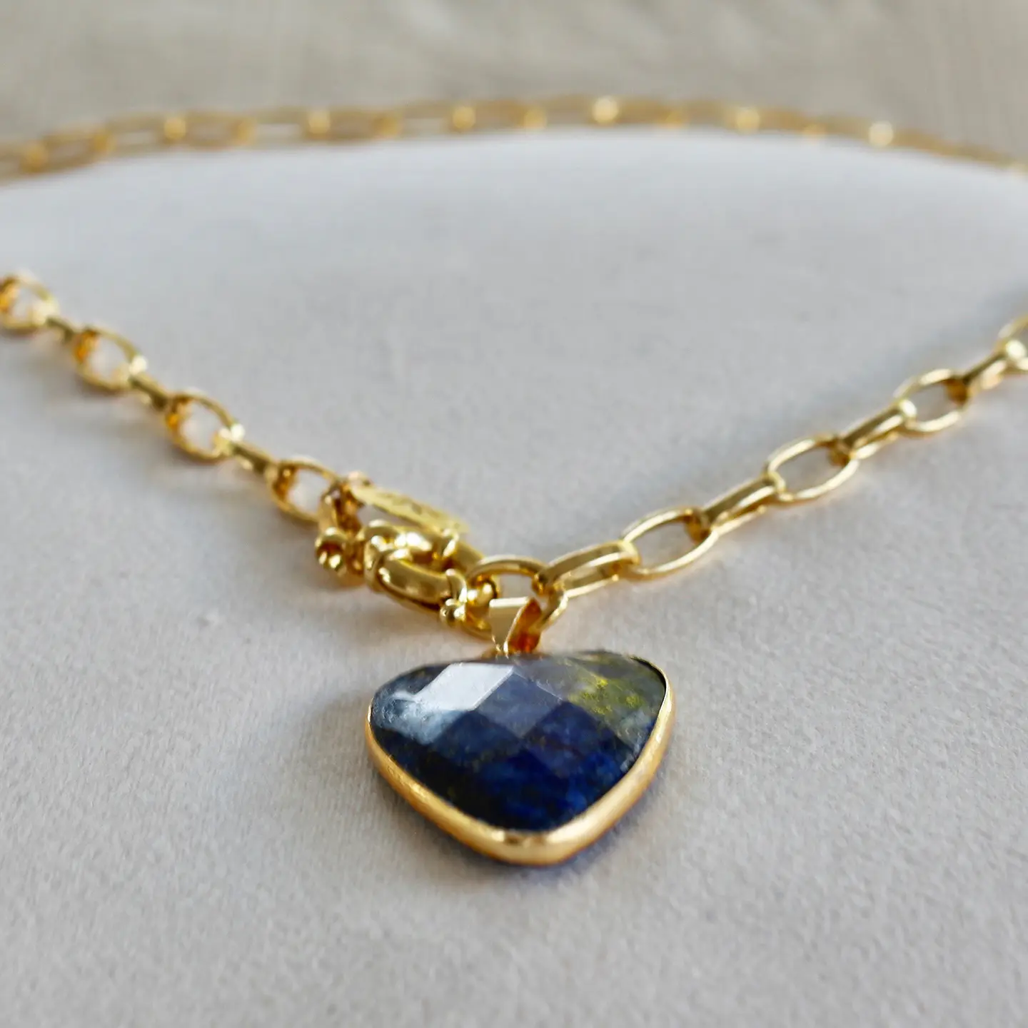 Collar bañado en oro con Lapislázuli. 2