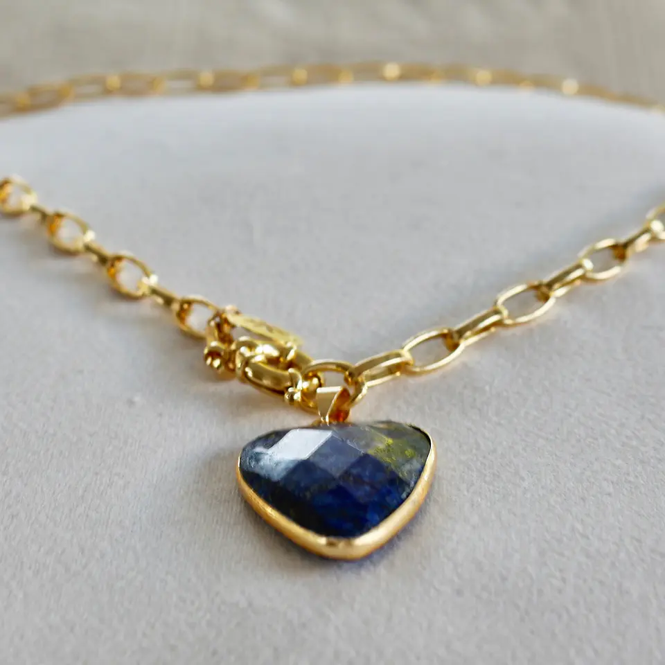 Collar bañado en oro con Lapislázuli. 2