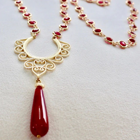 Collar bañado en oro con Circonias Burdeo y Ágata Burdeo.