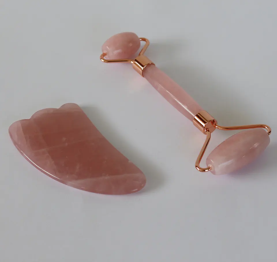Set Roller Facial y Gua Sha de Cuarzo Rosado 2