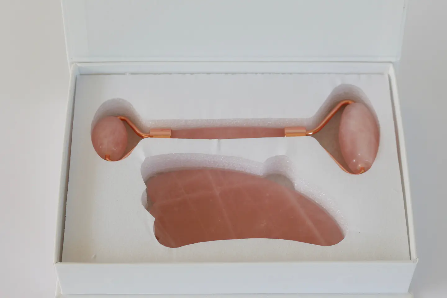 Set Roller Facial y Gua Sha de Cuarzo Rosado 5