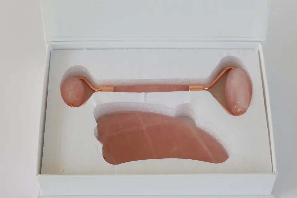 Set Roller Facial y Gua Sha de Cuarzo Rosado 5