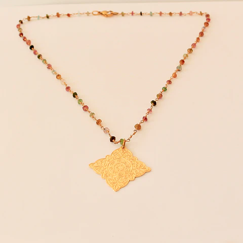Collar bañado en oro con Turmalinas y Medallón.