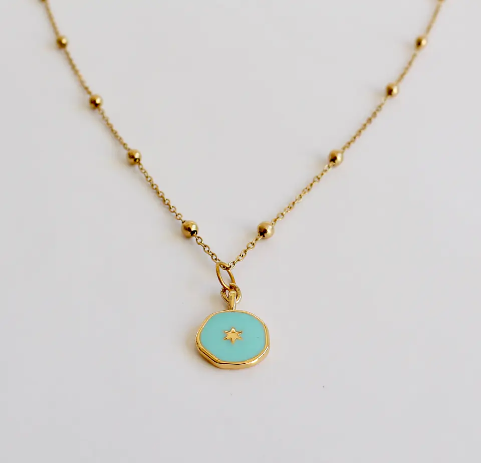 Collar bañado en oro con Dije Calipso. 1