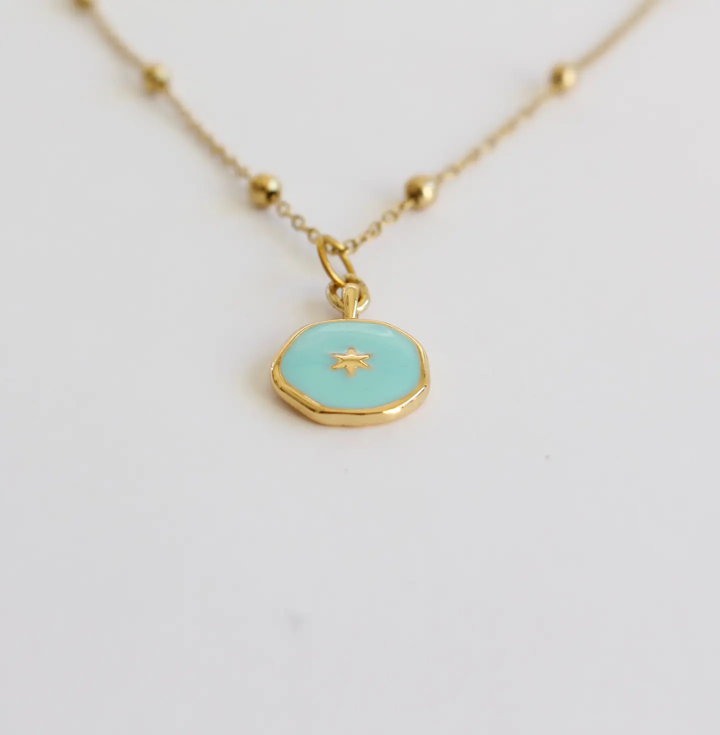 Collar bañado en oro con Dije Calipso. 2