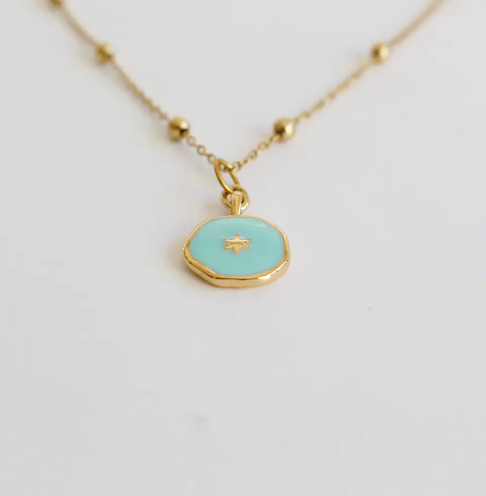 Collar bañado en oro con Dije Calipso. 2