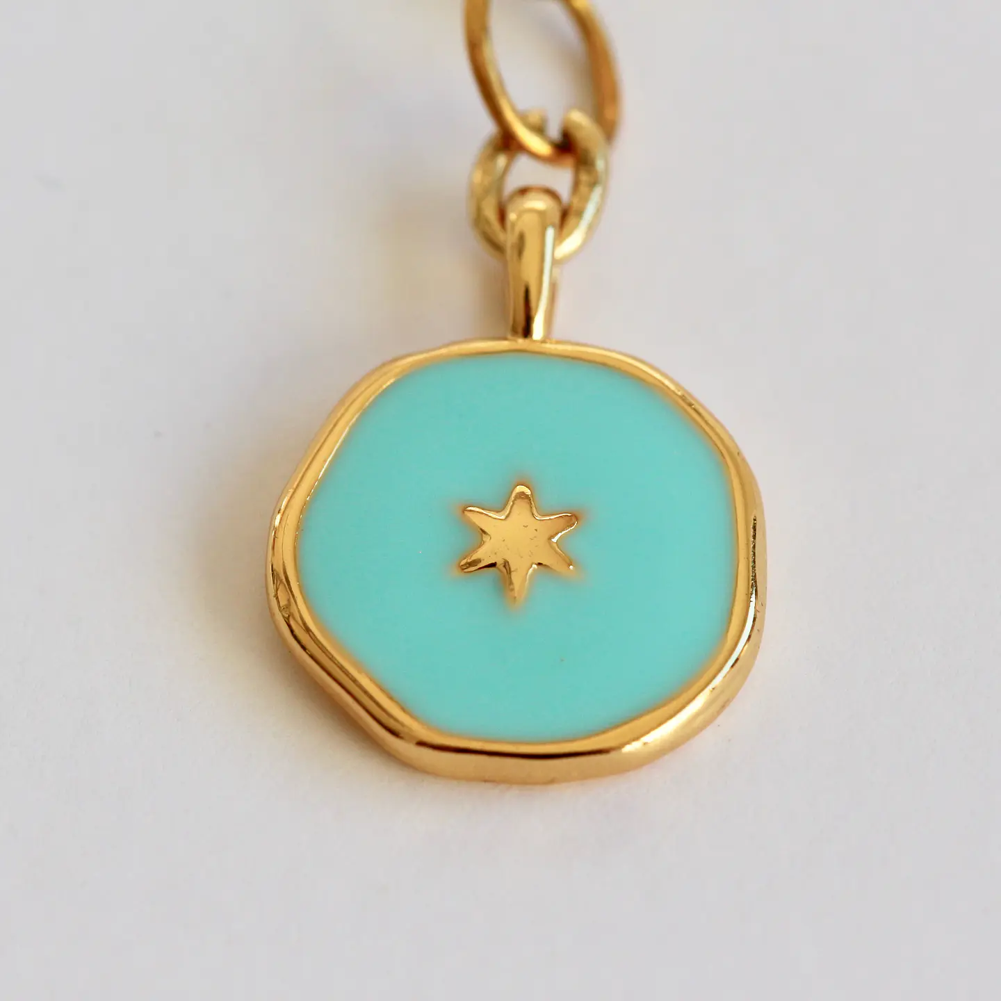Collar bañado en oro con Dije Calipso. 4