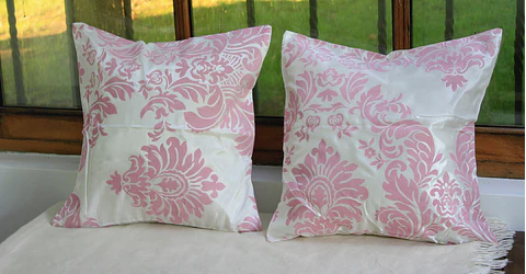 Set 2 Fundas de Cojín Blancas con relieves Rosados.