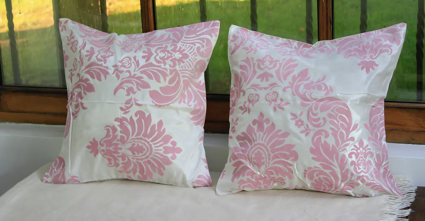 Set 2 Fundas de Cojín Blancas con relieves Rosados. 1