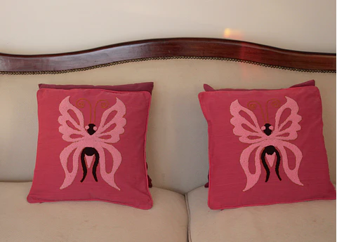 Set 2 Fundas de Cojín Mariposas fucsias bordadas.