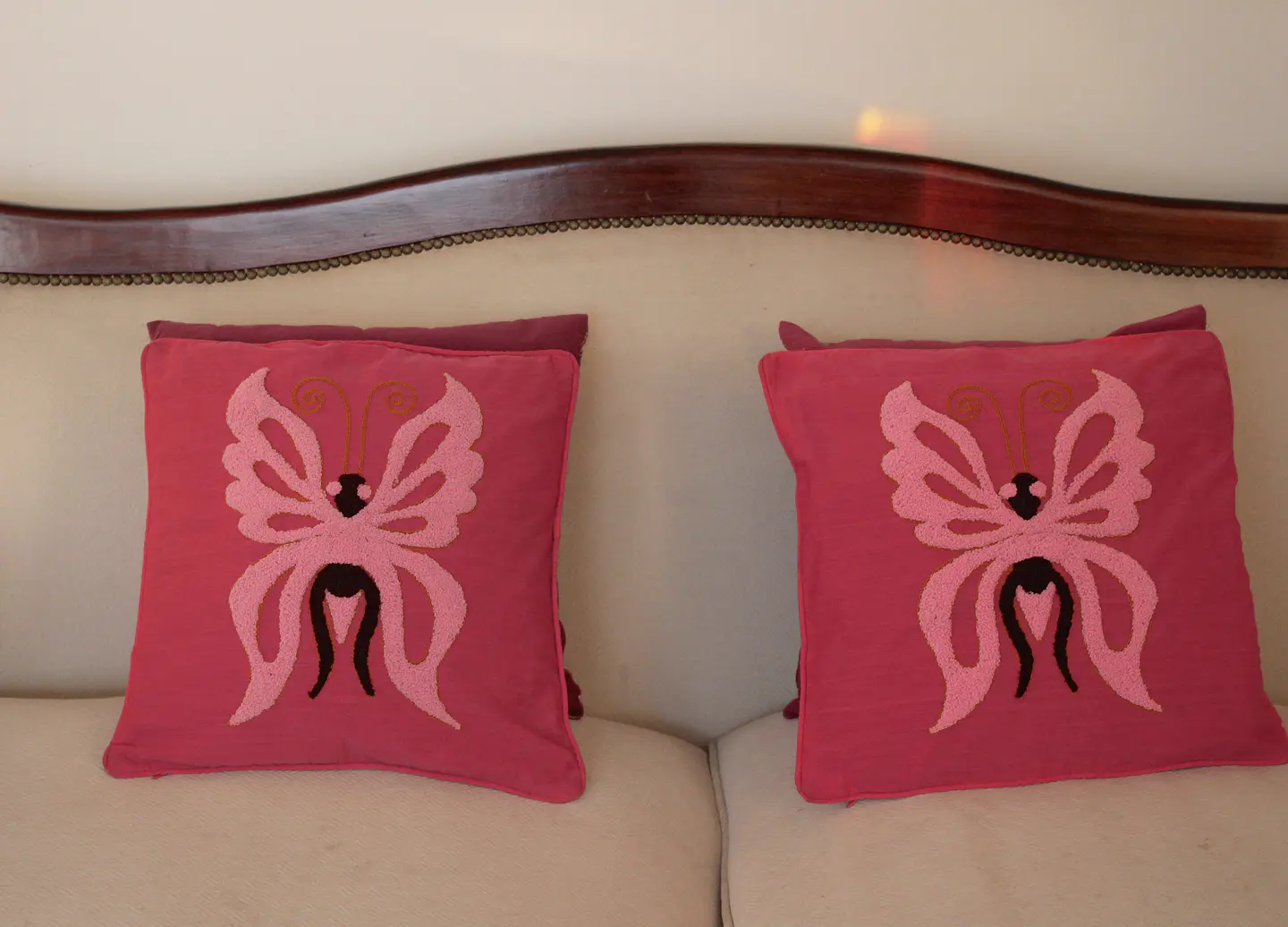 Set 2 Fundas de Cojín Mariposas fucsias bordadas. 1