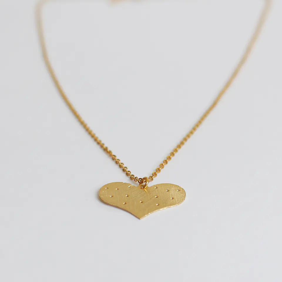 Collar bañado en oro con Corazón. 1