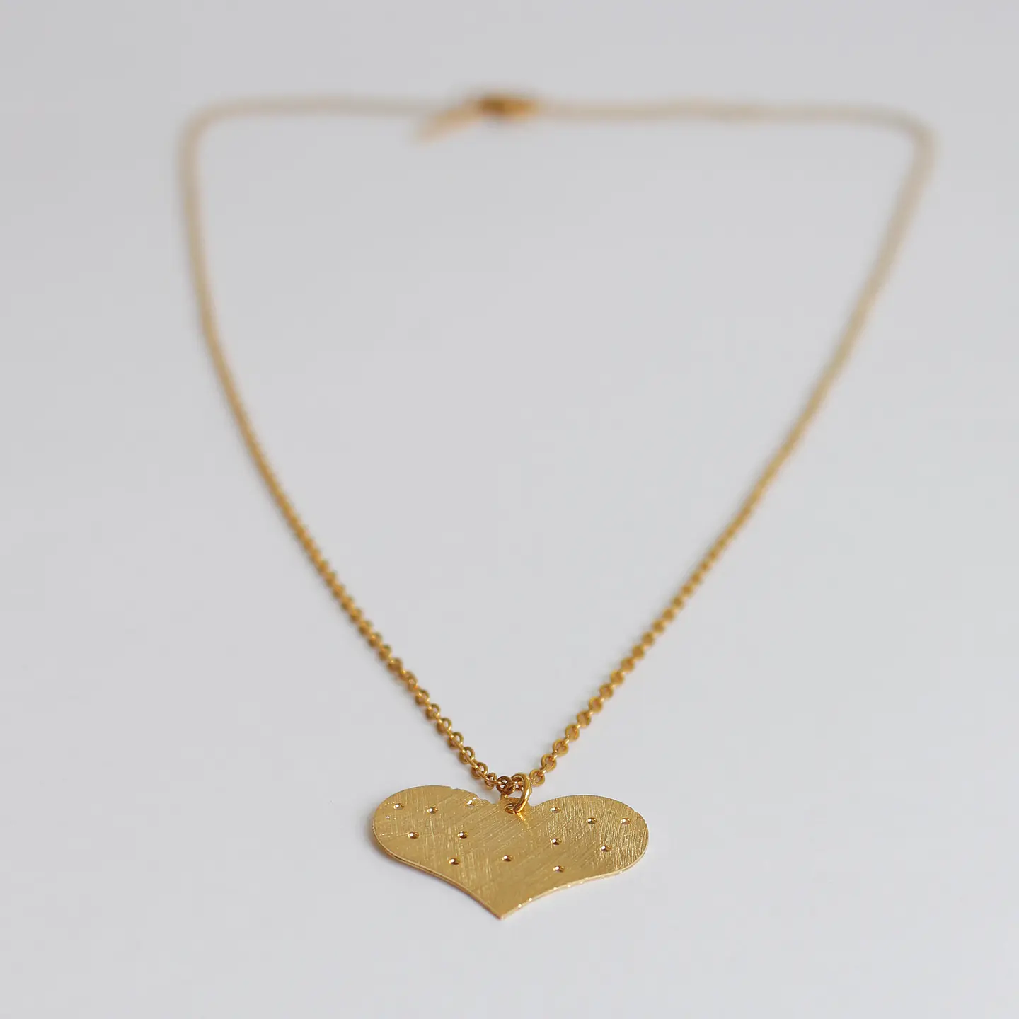 Collar bañado en oro con Corazón. 2