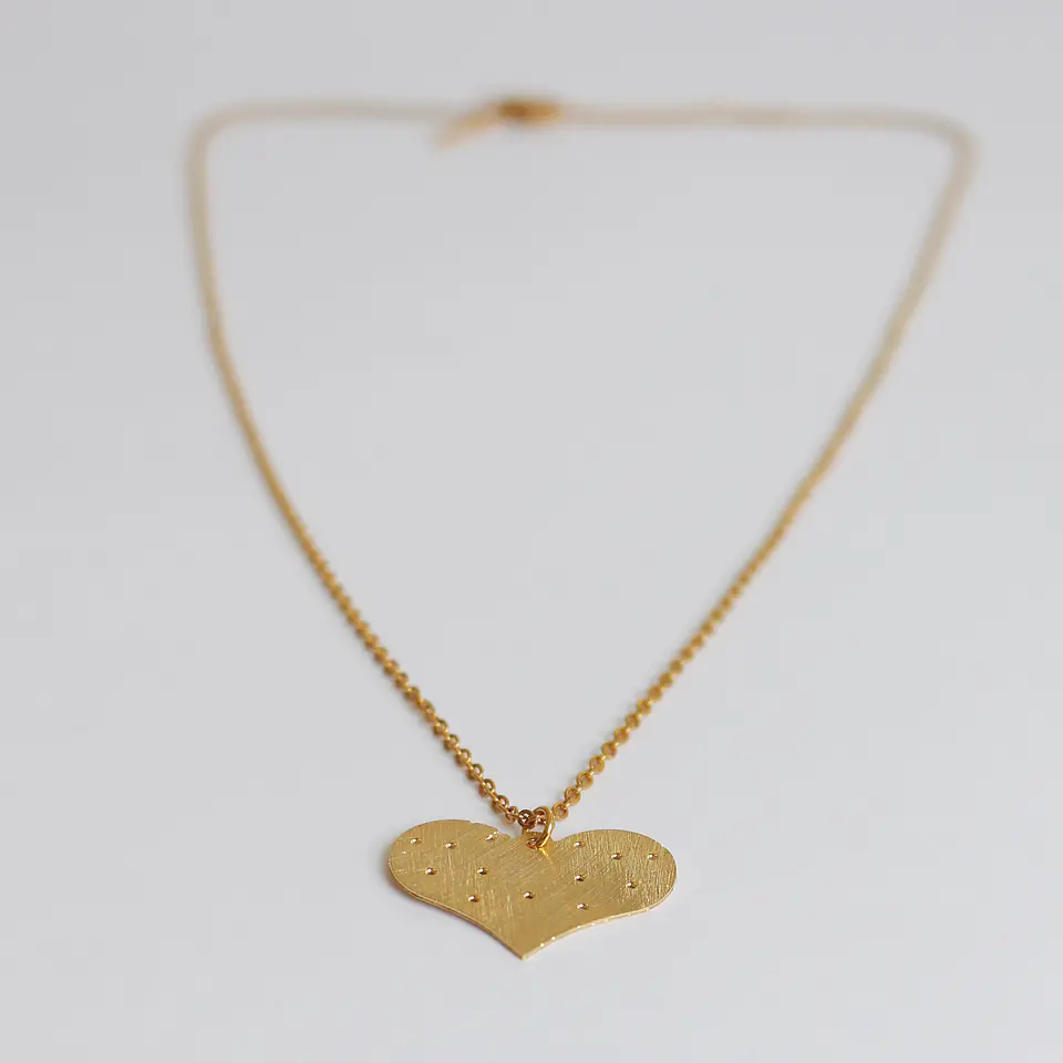 Collar bañado en oro con Corazón. 2