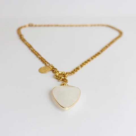 Collar bañado en oro con Cuarzo Blanco.