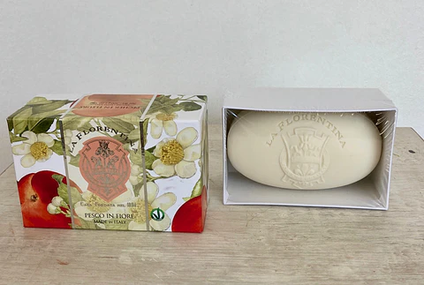 Estuche con  Jabón Italiano Flor de Durazno.