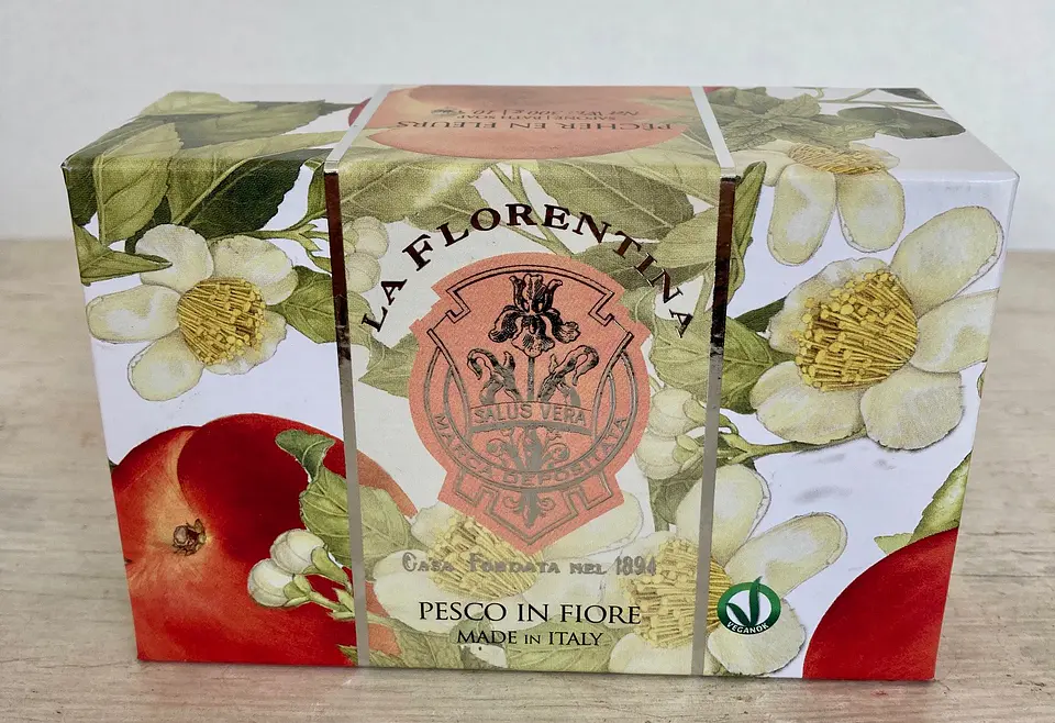 Estuche con  Jabón Italiano Flor de Durazno. 4