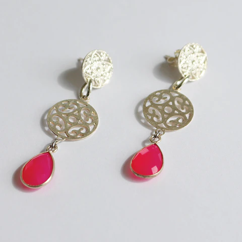 Aros bañados en plata con Calcedonia Fucsia.