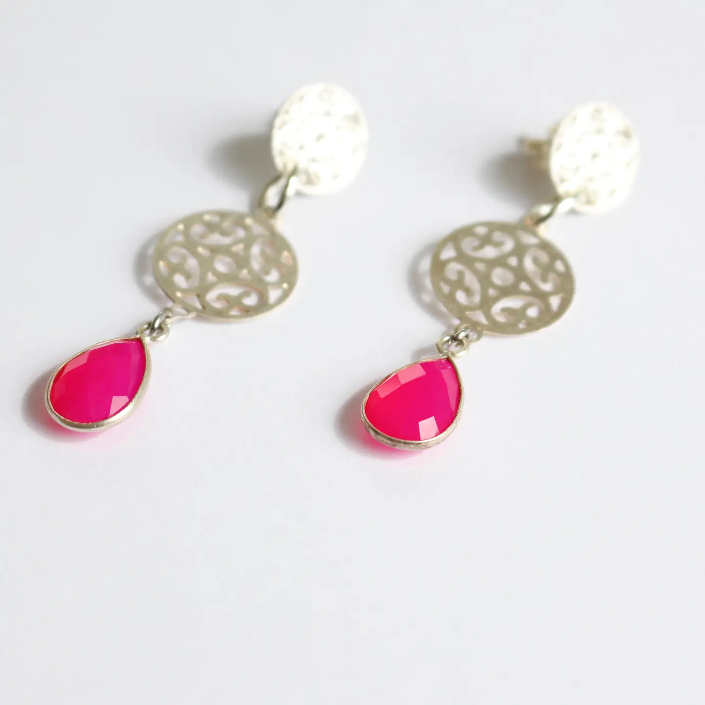Aros bañados en plata con Calcedonia Fucsia. 2