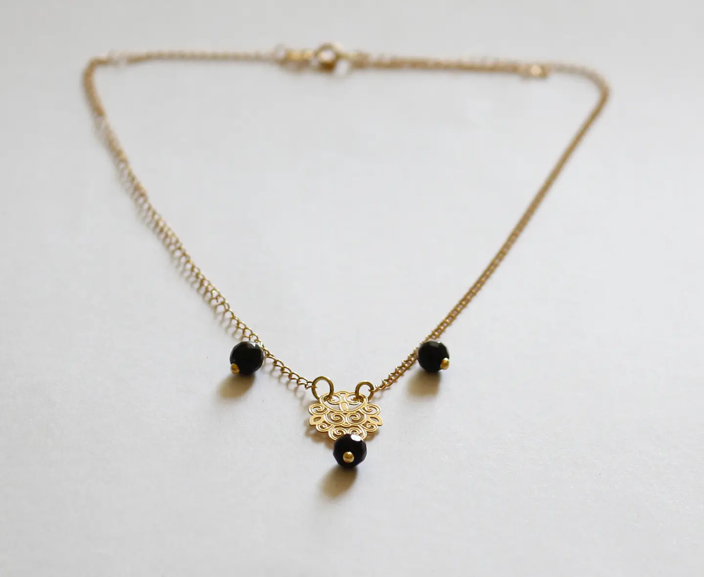 Collar bañado en oro con Agatas negras 1