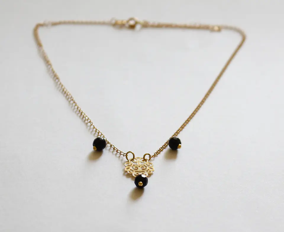 Collar bañado en oro con Agatas negras 1