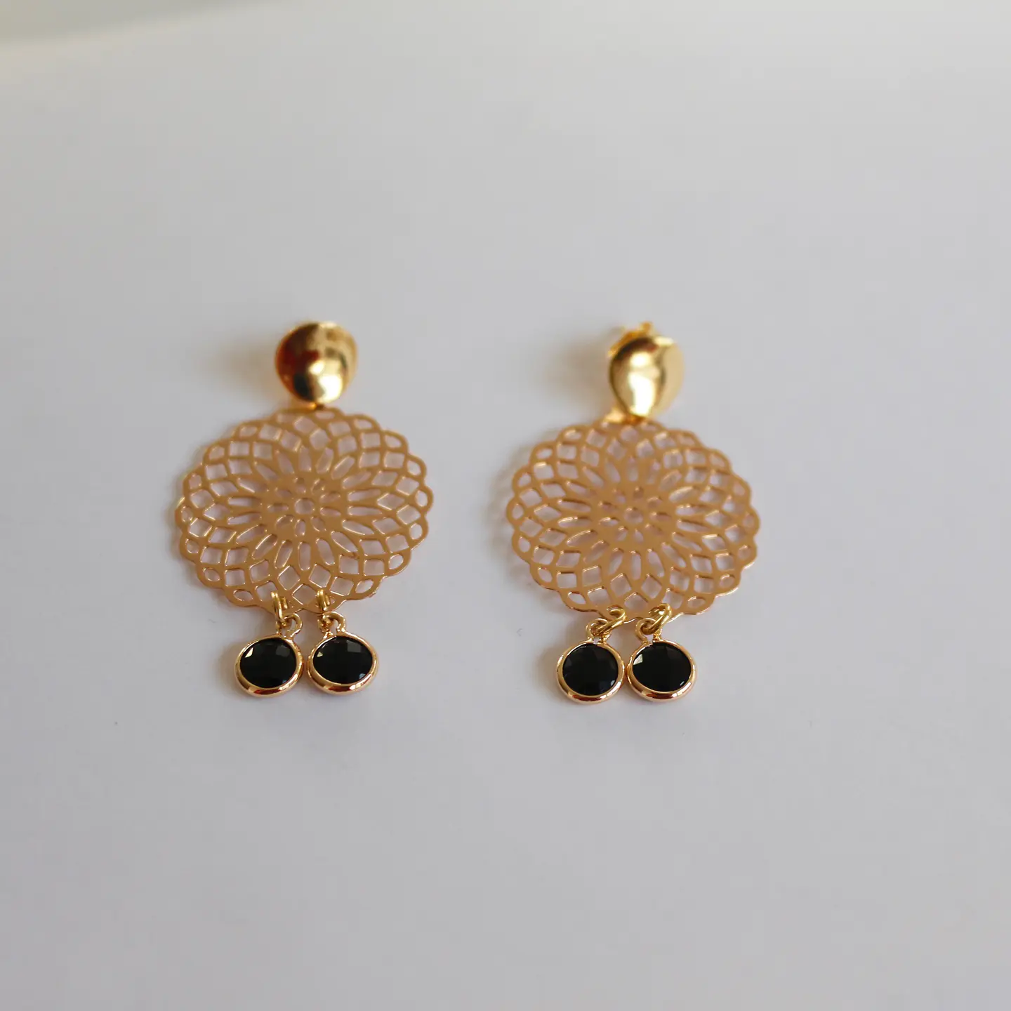 Aros bañados en oro con Cristales negros 1