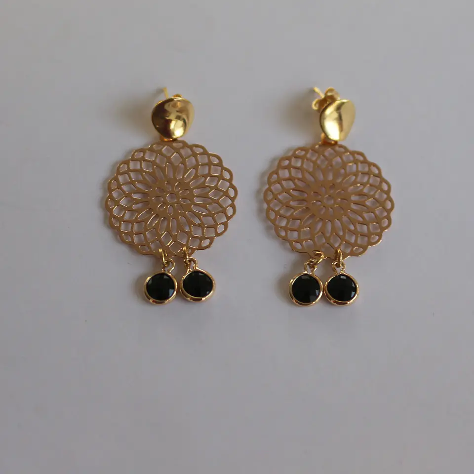 Aros bañados en oro con Cristales negros 3