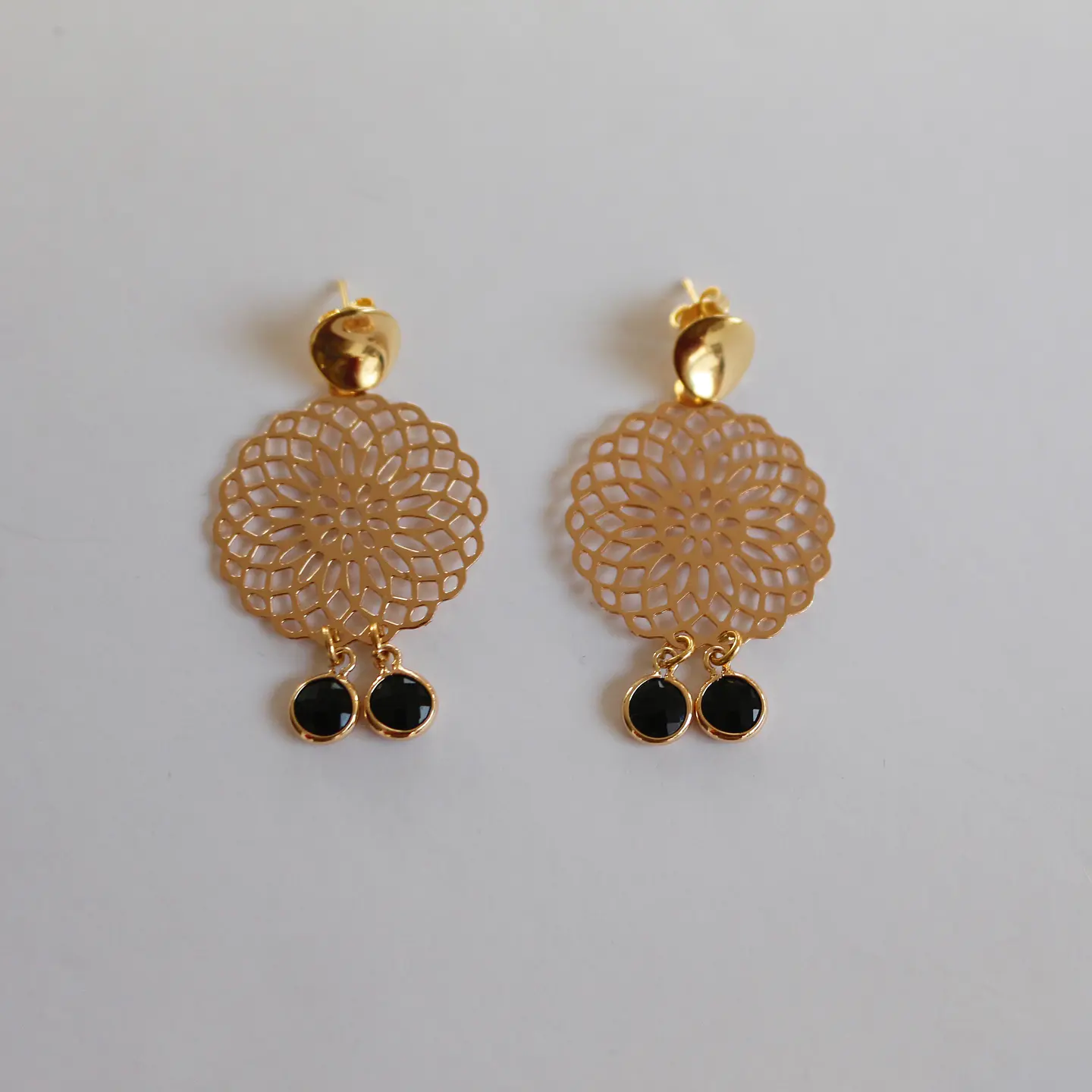 Aros bañados en oro con Cristales negros 2