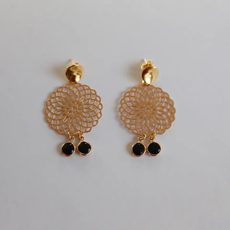 Aros bañados en oro con Cristales negros 2