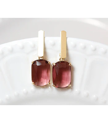 Aros bañados en oro con Cristal burdeo.