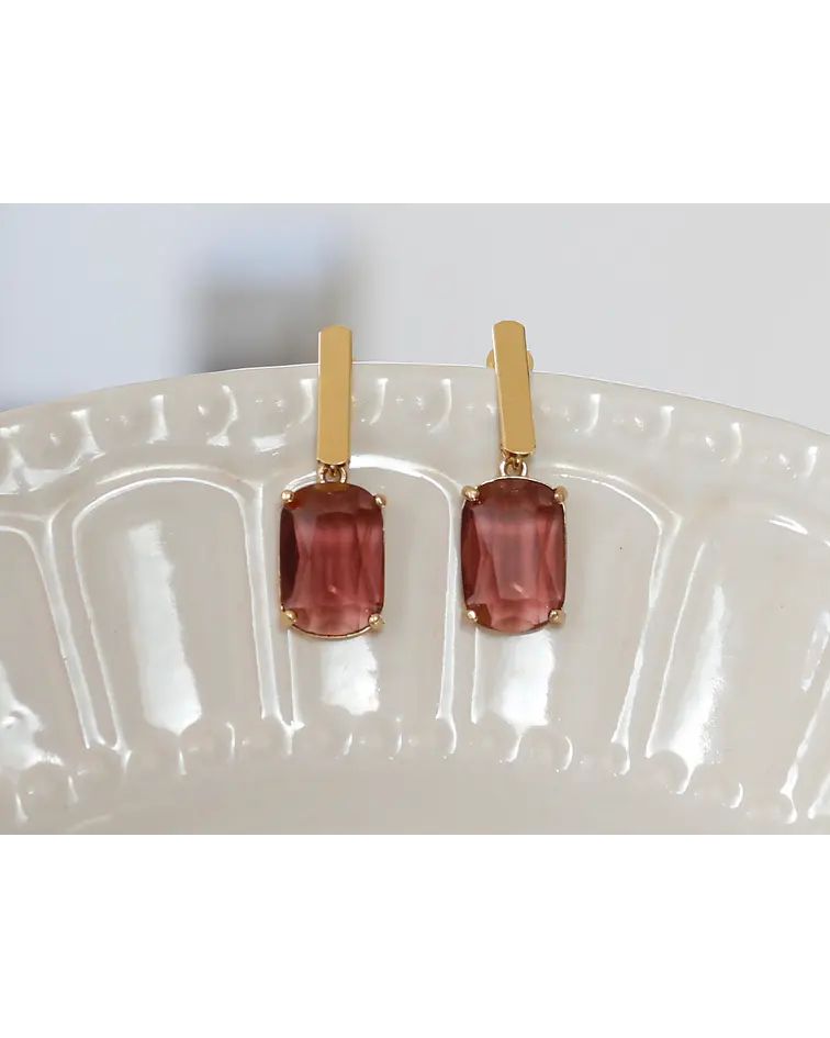 Aros bañados en oro con Cristal burdeo.