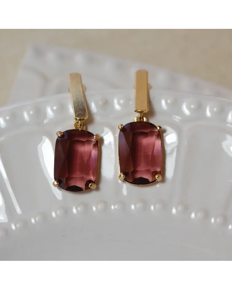 Aros bañados en oro con Cristal burdeo.