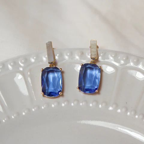 Aros bañados en oro con Cristal azul.