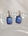 Aros bañados en oro con Cristal azul.