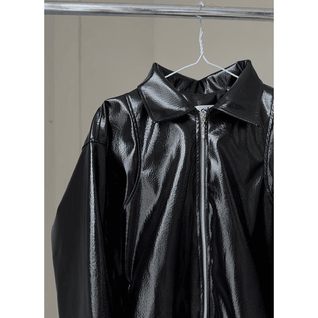 Casacas de cuerina brillosa