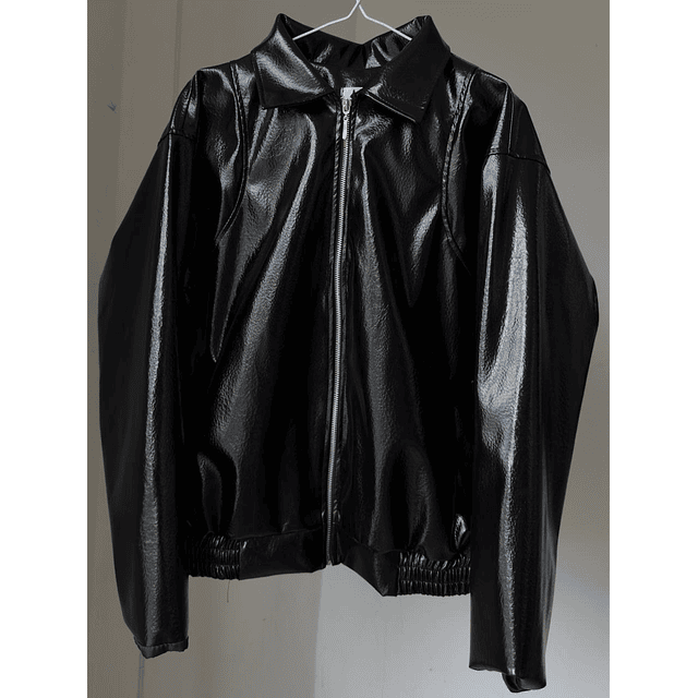 Casacas de cuerina brillosa