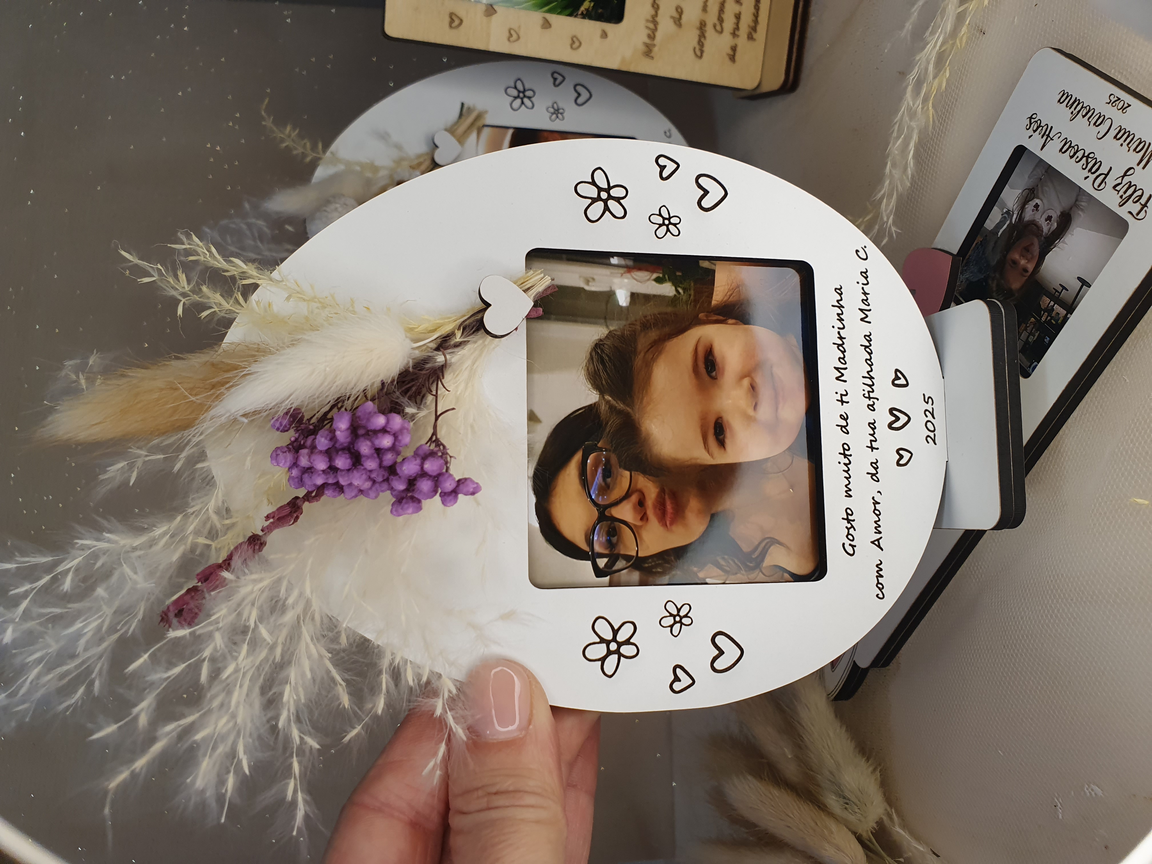 Moldura Ovo Personalizada com Foto e Raminho Floral 1