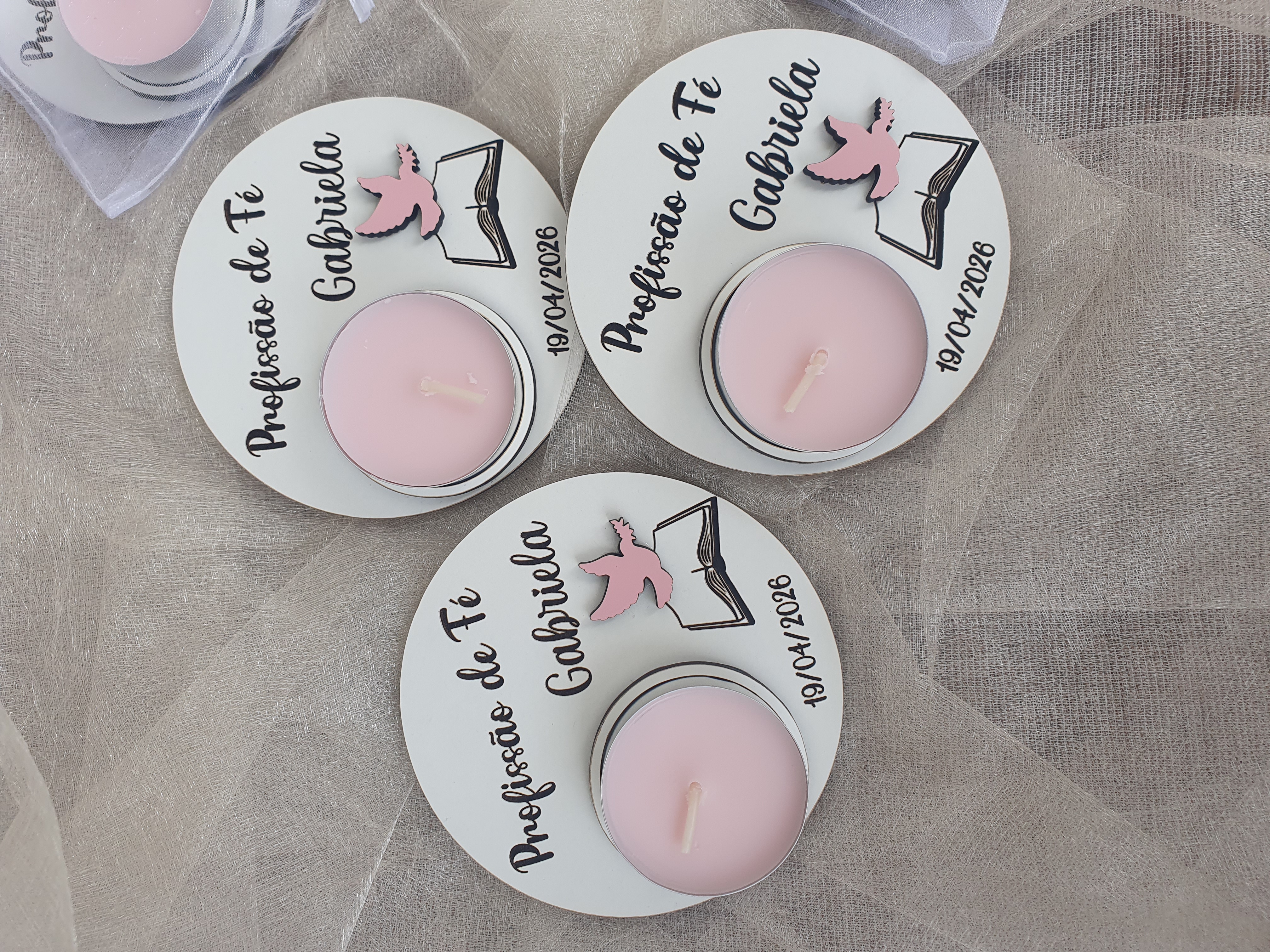 Lembrança com vela, pomba e livro 1