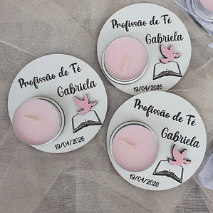 Lembrança com vela, pomba e livro