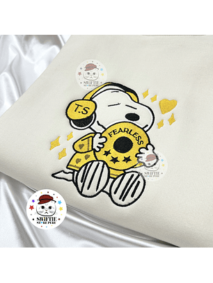 Taylor - Polera Bordada Snoopy Era Fearless (Embroidered)