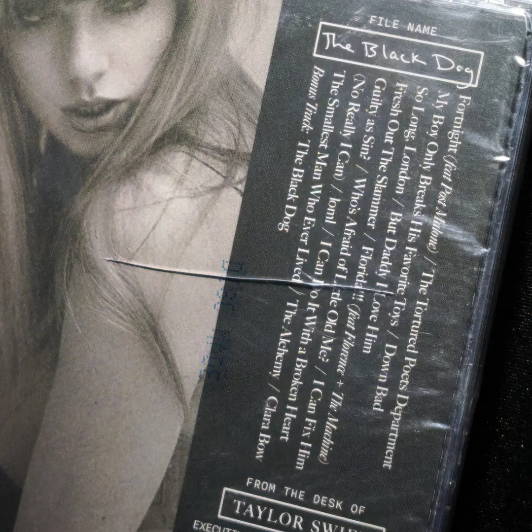 LIQUIDACIÓN CD THE TORTURED POETS DEPARTMENT - THE BLACK DOG #15 4
