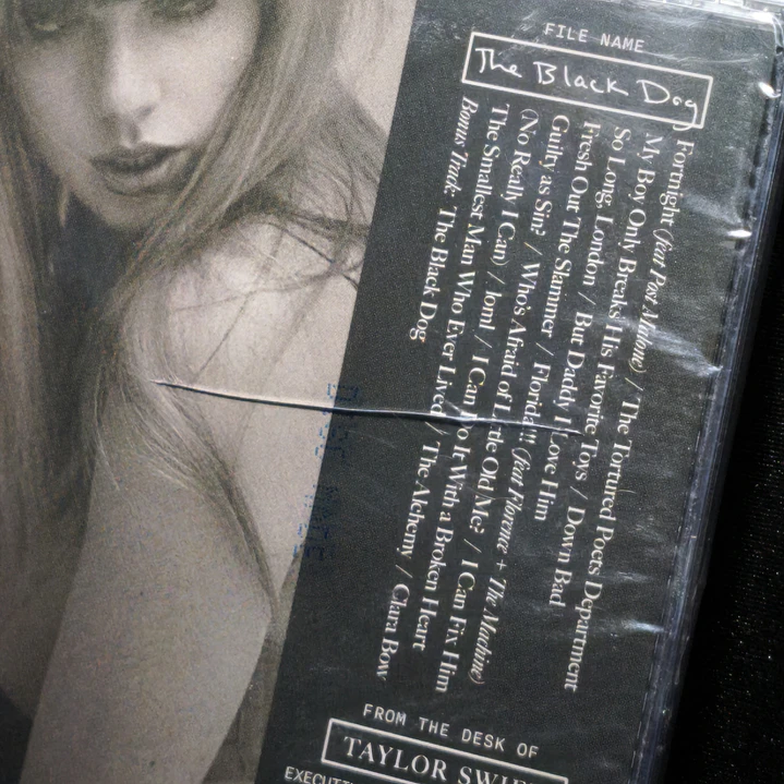 LIQUIDACIÓN CD THE TORTURED POETS DEPARTMENT - THE BLACK DOG #15 4